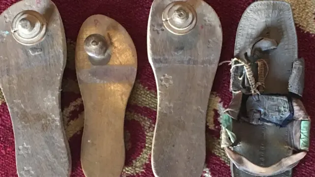 ካብ ዕንፀይትን ቆርበትን ዝተሰርሑ ጫማታት