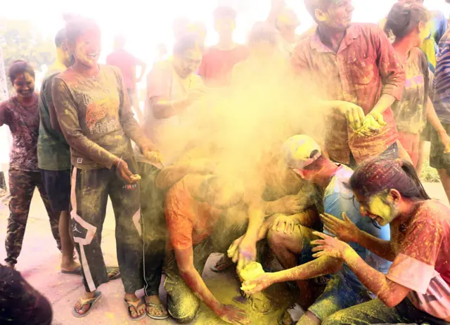 पटियाला की पंजाब यूनिवर्सिटी में होली खेलते छात्र.