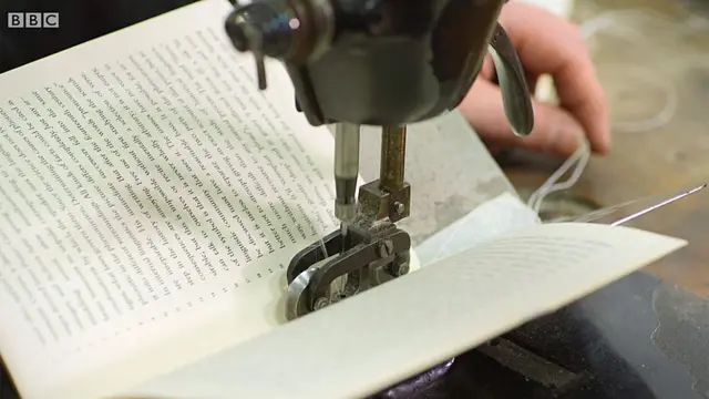 Máquina Singer usada en la encuadernación de libros.