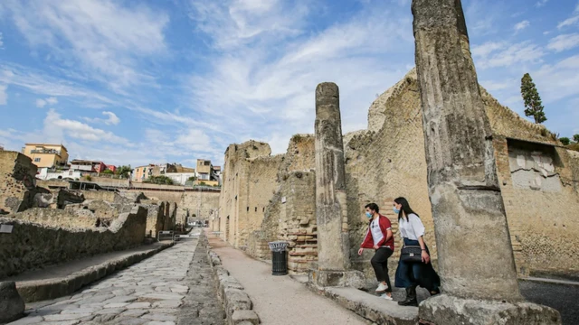 Pusat-pusat padat penduduk - seperti Pompeii kuno - lebih mungkin mengalami ketimpangan.