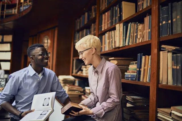 Una pareja coqueteando en una librería.