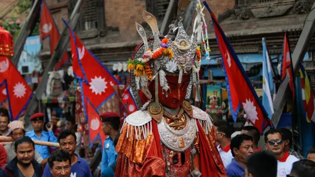 নেপালের ভক্তপুরে পঞ্চদান উৎসবে অতীশ দীপঙ্করের প্রতিকৃতি নিয়ে মিছিল