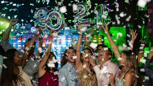 Pessoas festejam a chegadasportingbet aplicativo2021