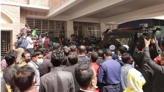 আদালতে ভিড়