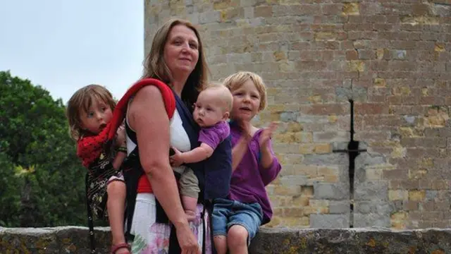 Samantha Gadsden con sus hijos