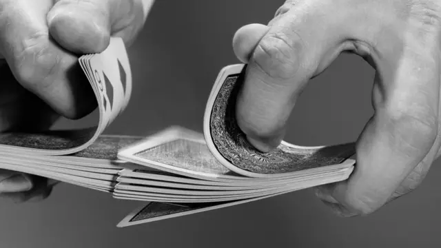 각 카드를 번갈아 교차하는 퍼펙트 셔플을 마스터하려면 몇 년이 걸린다