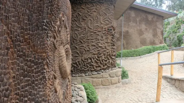 በጭቃ ግድግዳ ላይ የተሰራ ቅርጻቅርጽ