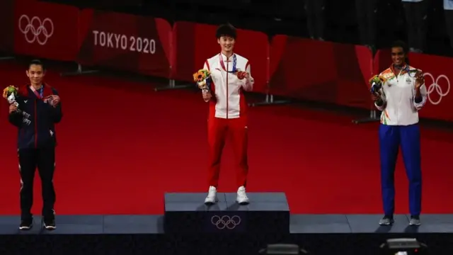 Huy chương vàng Chen Yufei của Trung Quốc, huy chương bạc Tai Tzu-Ying của Đài Loan và huy chương đồng P.V. Sindhu của Ấn Độ đứng trên bục nhận giải.