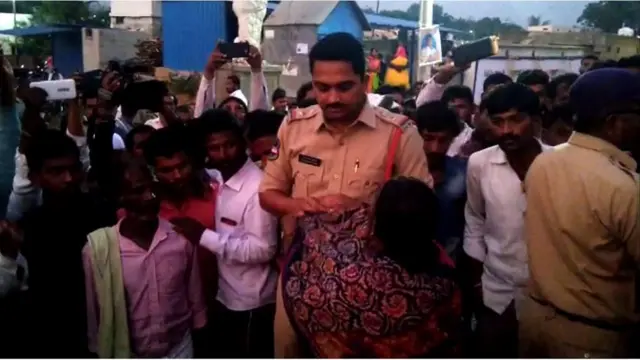 చెన్నకేశవులు మృతదేహం అప్పగించాలంటూ ఆందోళన చేస్తున్న కుటుంబ సభ్యులు