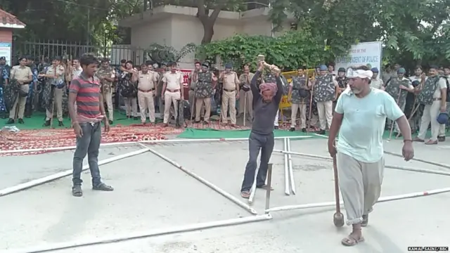 ਪੱਕੇ ਟੈਂਟ ਲਗਾਉਣ ਦੀ ਤਿਆਰੀ ਕਰਦੇ ਹੋਏ ਕਿਸਾਨ