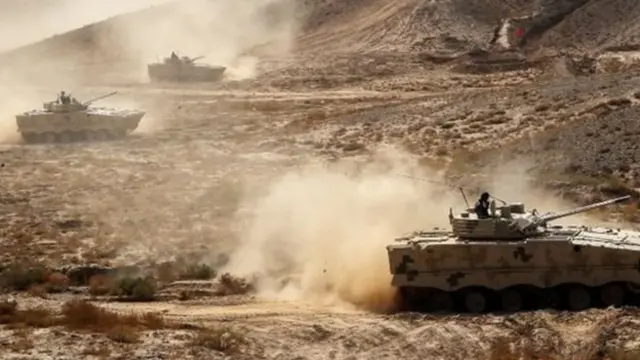 19 मई को ली गई इस तस्वीर में अभ्यास करते चीन के युद्धक टैंक