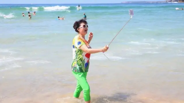 فتاة تستخدم هاتفها للتصوير