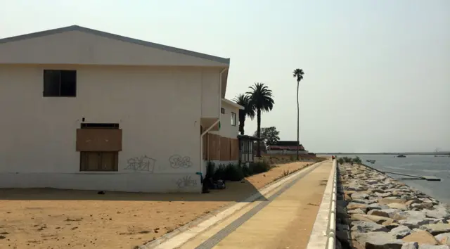 Malecón del río Maule abandonado.