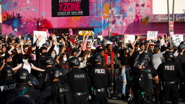 抗议者周六在洛杉矶与警察对峙