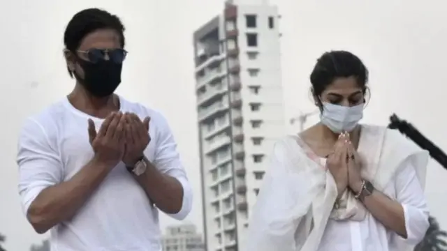 शाहरुख खान अंत्यदर्शन घेताना