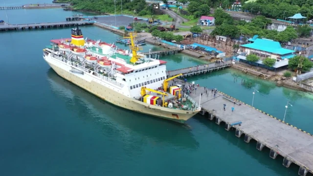 Kapal Awu di Pelabuhan Kupang, NTT.