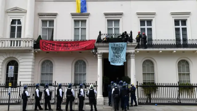 La policía intenta desalojar a un grupo de activistas que ha ocupado la mansión del oligarca ruso Oleg Deripaska