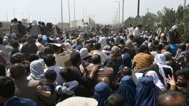 ఎయిర్ పోర్టు వరకు కూడా చేరలేని జనసందోహం