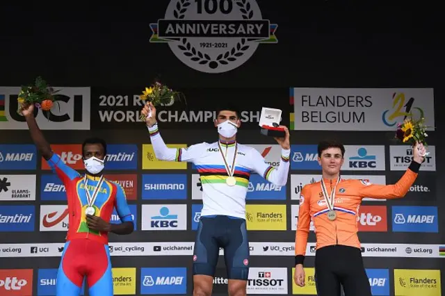 ኤርትራዊ ቢንኣም ግርማይ [ጸጋማይ]፡ ተሸላሚ ወርቂ መዳልያ ጣልያናዊ ፍሊፖ ባሮኖቺ [ማእከላይ]፡ ሆላንዳዊ ተሸላሚ ነሓስ መዳልያ ኦላቭ ኮጂ [የማናይ]