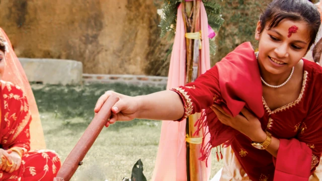 विवाहको मण्डपमा सक्रिय महिला पण्डित।