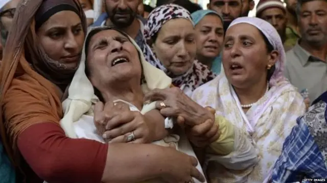 कश्मीर में मारे गए पुलिस अधिकारी अयूब पंडित के परिजन