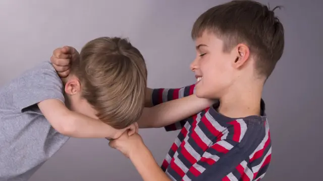 Dos niños peleándose