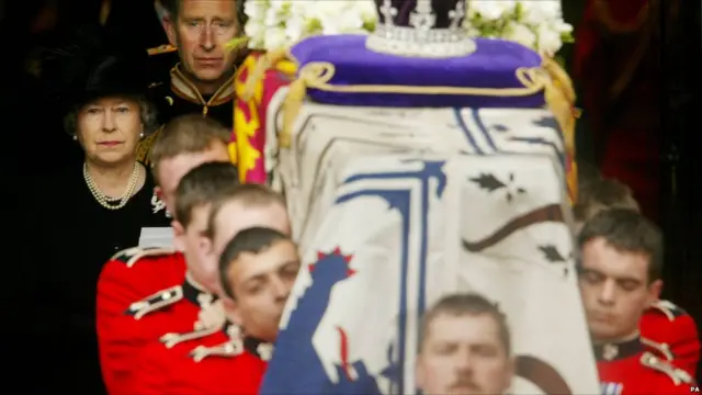 Kraliça II Elizabeth və Uels şahzadəsi Ana kraliçanın cənazəsi başında
