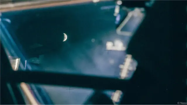 Foto da Lua, tirada do interior da Apollo 13