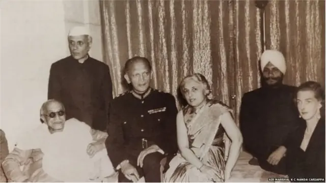 तत्कालीन पंतप्रधान नेहरुंसोबत करियप्पा