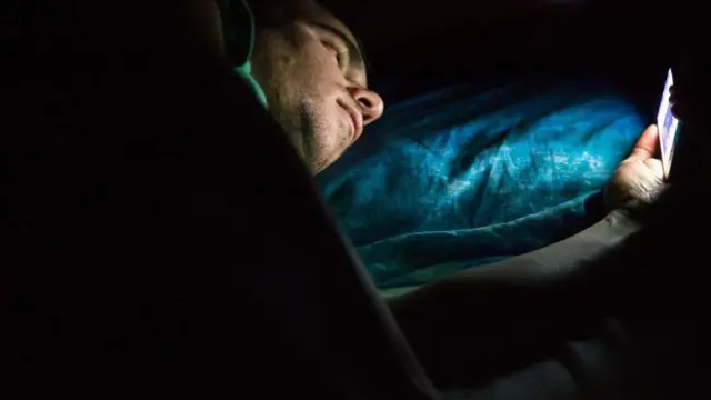 சமூக இணையதளங்களுக்கும், பெண்களின் தாழ்வு மனப்பான்மைக்கும் என்ன தொடர்பு?