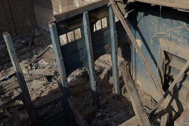 পেশাওয়ারে বাজার এলাকার ভেতর দিলীপ কুমারের জরাজীর্ণ পৈতৃক বাসভবন