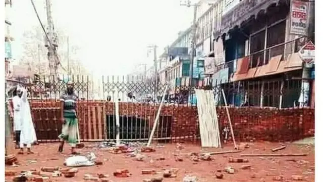 ২৮শে মার্চ হেফাজতের হরতালে এভাবে দেয়াল তুলে সড়ক বন্ধ করে দেয়া হয়েছিল হাটহাজারী মাদ্রাসার সামনে (ফাইল ফটো)