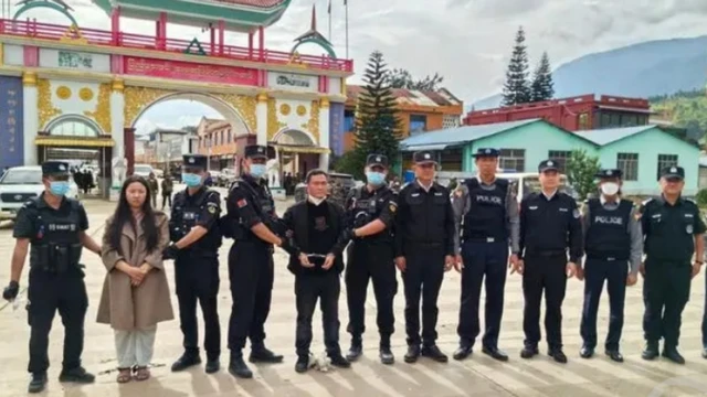 中國雲南南傘口岸緬甸警察向中國警察移交被中方通緝的果敢明氏家族成員(中國公安部刑事偵查局發放圖片16/11/2023)