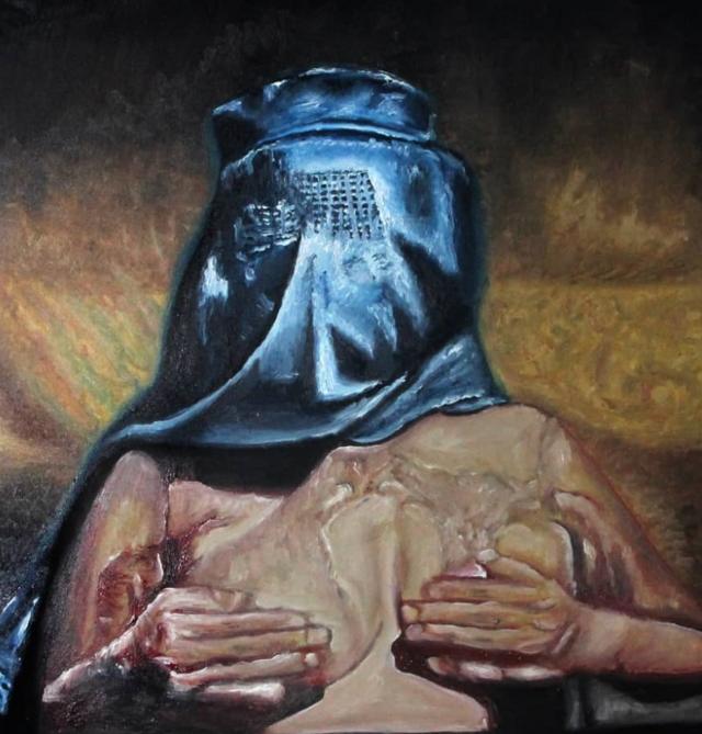Le corps brûlé d'une femme qui se tient les seins, le visage couvert d'un voile traditionnel afghan.
