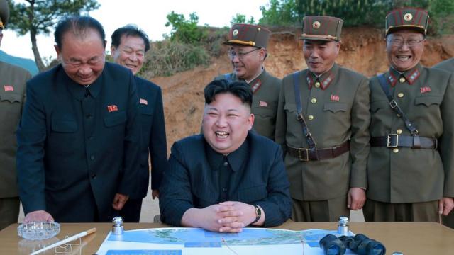 El líder norcoreano Kim Jong-un con la cúpula militar durante el lanzamiento de un misil en mayo.