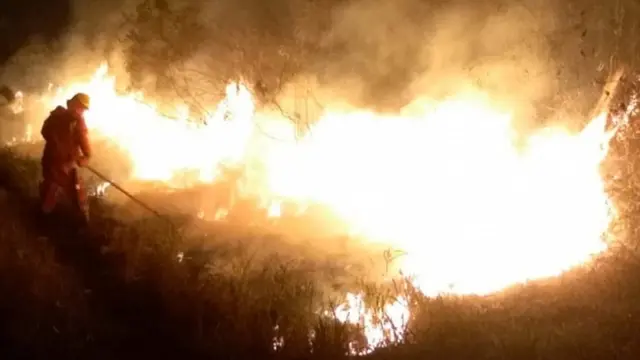 Bombero frente al incendio