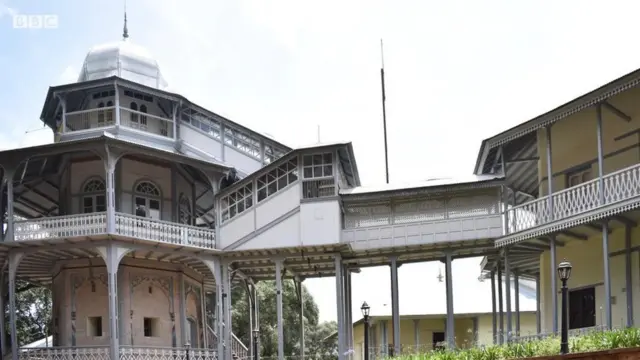 ከአጤ ሚኒሊክ ቤት ጋር በድልድይ የሚገናኘው የእቴጌ ጣይቱ ቤት ነው