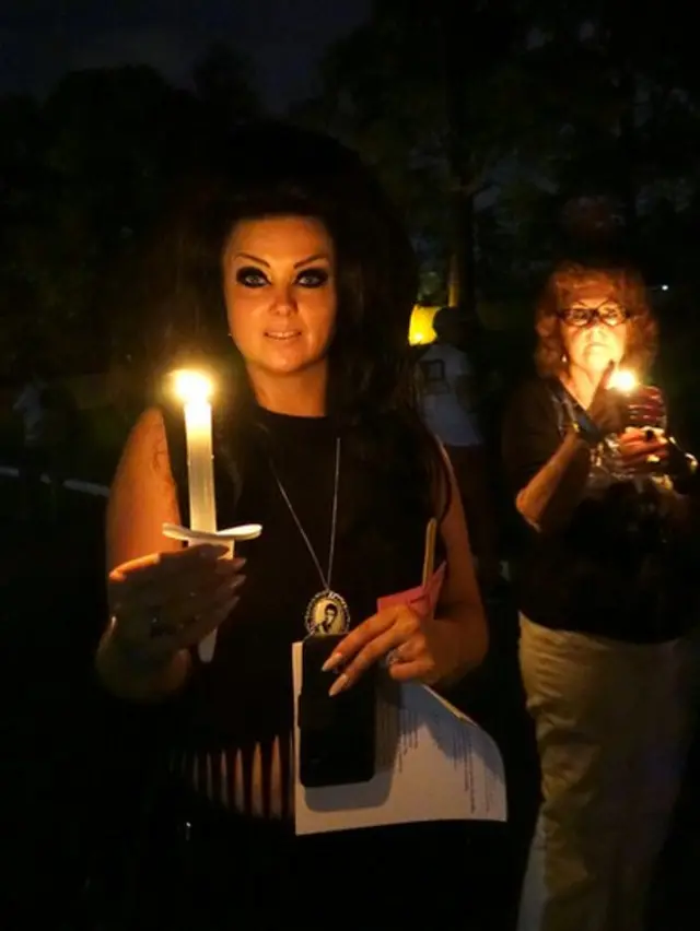 كاسندرا فيشر جاءت من مانشستر في انجلترا وترتدى ملابس أشبه بزوجته بريسيلا بريسلي، وتضئ الشموع إحياء لذكرى ملك الروك آند رول.