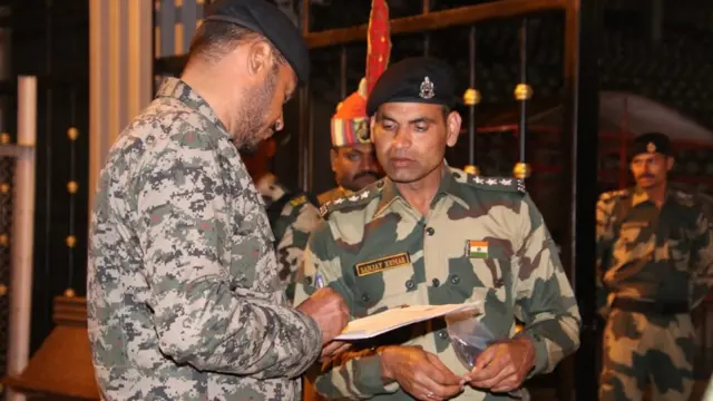 పత్రాలపై సంతకాలు చేస్తున్న రెండు దేశాల అధికారులు