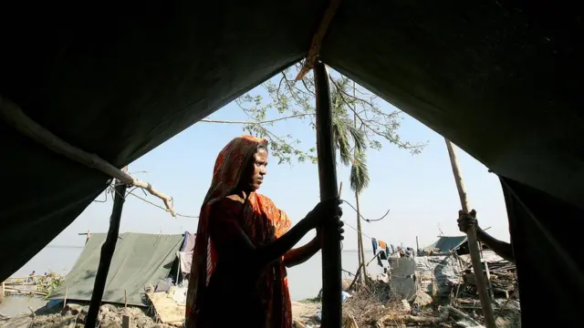 সিডরে ক্ষতিগ্রস্ত নারী।