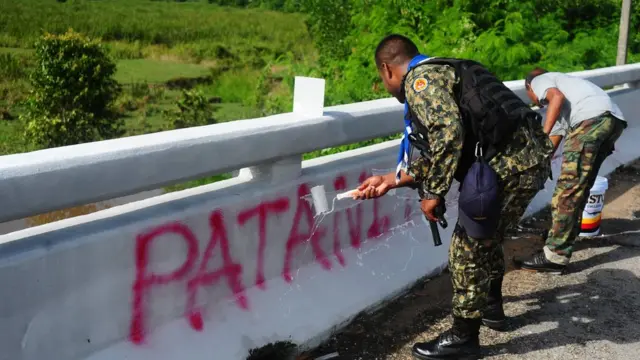 ทหารกำลังลบตัวหนังสือปาตานี