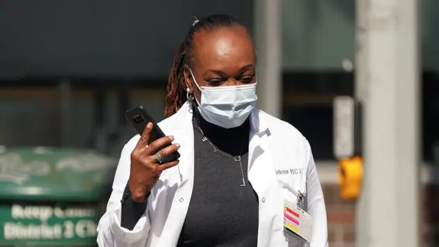 미국은 의료용 마스크 재고 부족으로 몸살을 앓고 있다