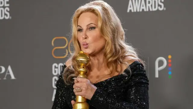 Jennifer Coolidge com o prêmio