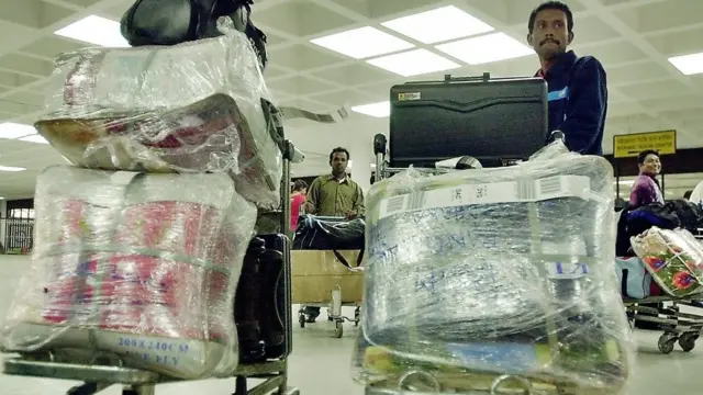 বাংলাদেশী শ্রমিকরা ফিরে আসছেন মালয়েশিয়া থেকে (ফাইল ছবি)