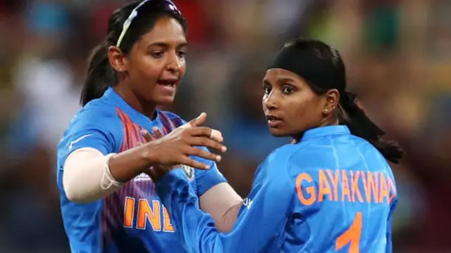 राजेश्वरी गायकवाड और भारतीय कप्तान हरमनप्रीत कौर