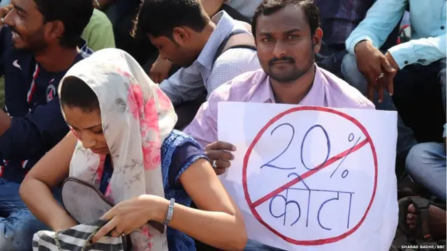 मुंबईत मांटुगा-दादर स्थानकादरम्यानच्या रेलरोकोची क्षणचित्रे