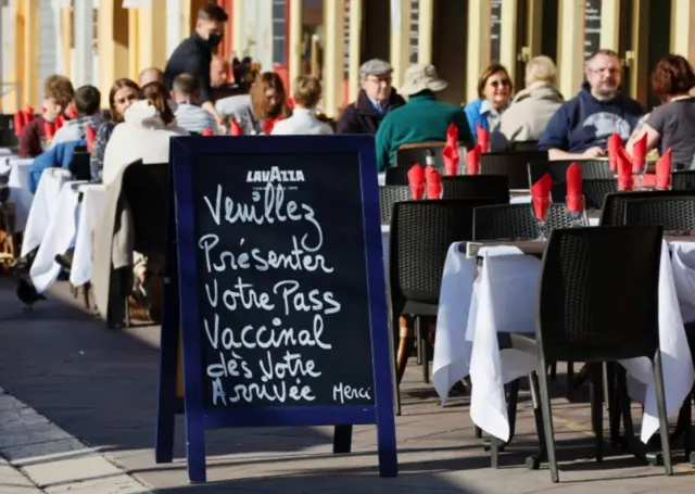 Restaurantes na França exigem passaportejogo do dadinho que ganha dinheirovacina logo na entrada