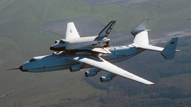 "Мрия" перевозит космиченский корабль "Буран"