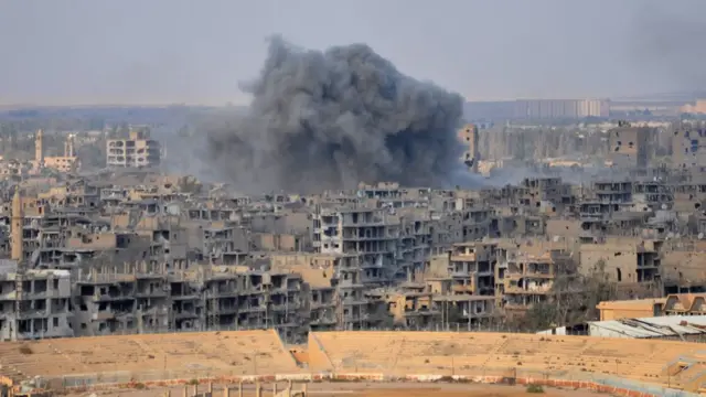 Smoke billows from the eastern Syrian city of Deir Ezzor during an operation by Syrian government forces against Islamic State (IS) group jihadists on November 2, 2017.