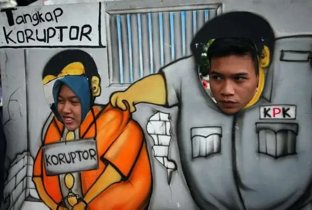 KPK menilai jumlah penyidik mereka terlalu sedikit untuk menindak beragam kasus korupsi di seluruh Indonesia.